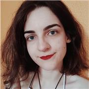 DESARROLLADORA de aplicaciones web y graduada en Arqueología, con un título B2 en inglés